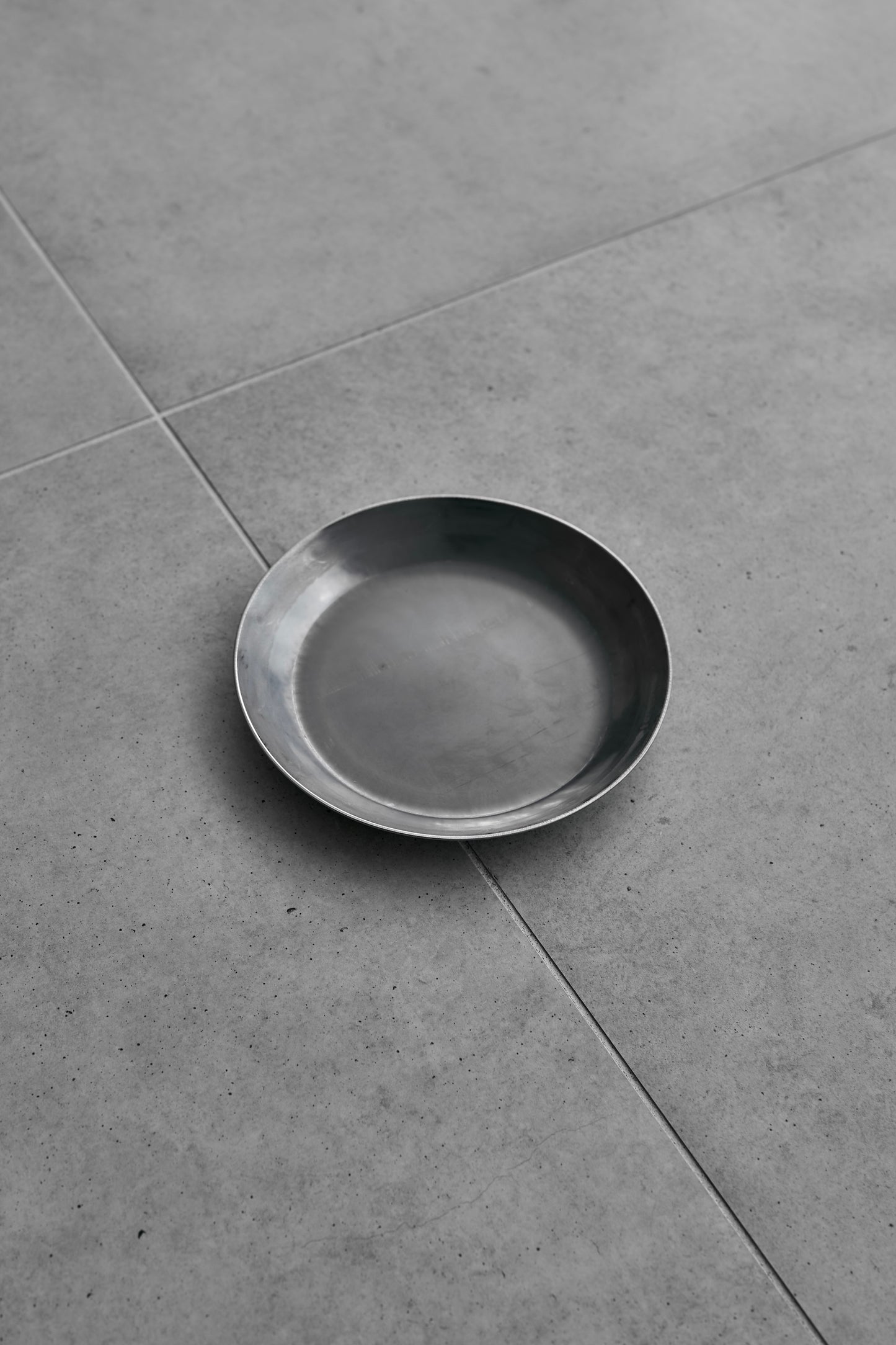 Wanderout / Hammered Iron Flat Frying Pan 22cm