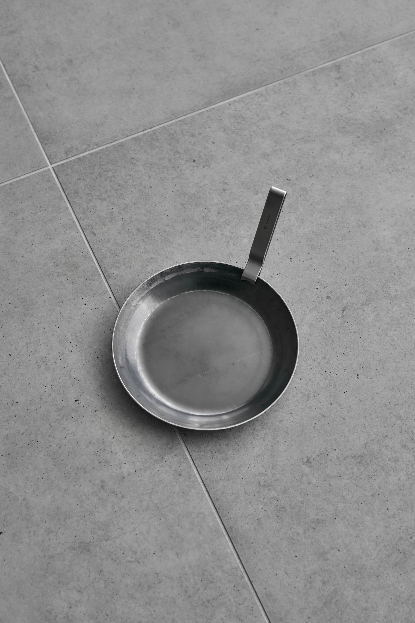 Wanderout / Hammered Iron Flat Frying Pan 22cm