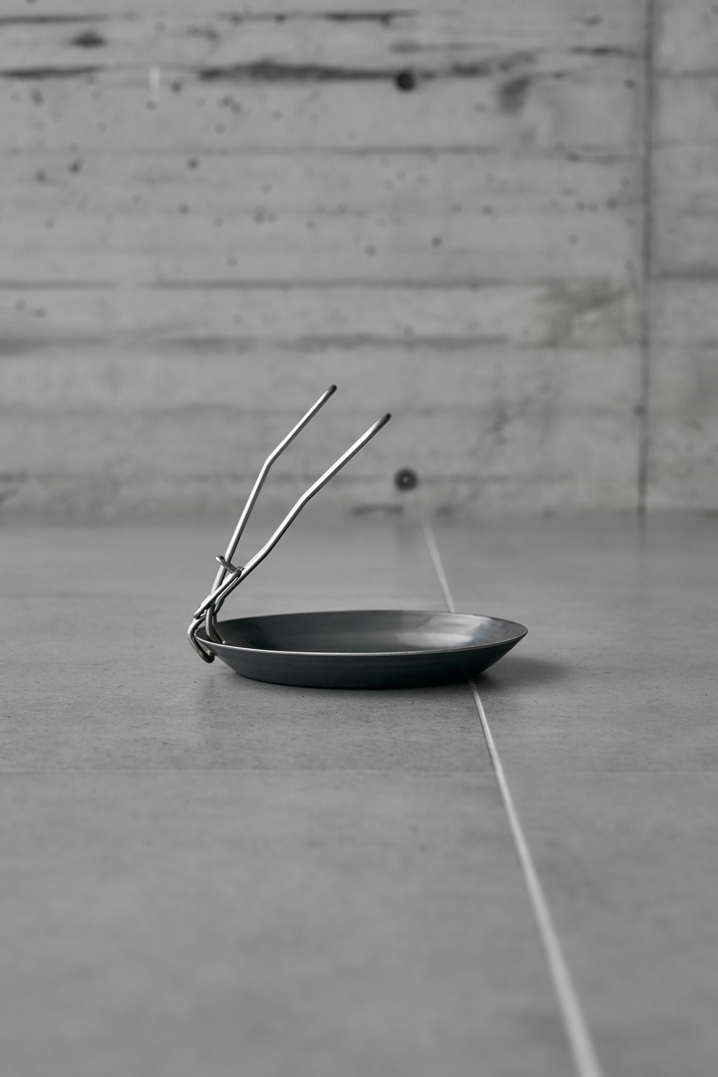 Wanderout / Hammered Iron Flat Frying Pan 22cm