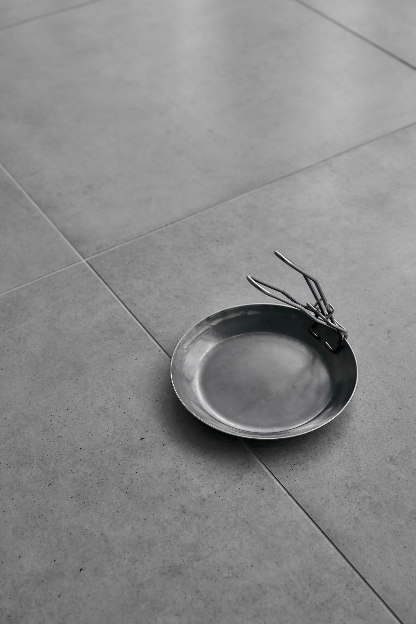 Wanderout / Hammered Iron Flat Frying Pan 22cm