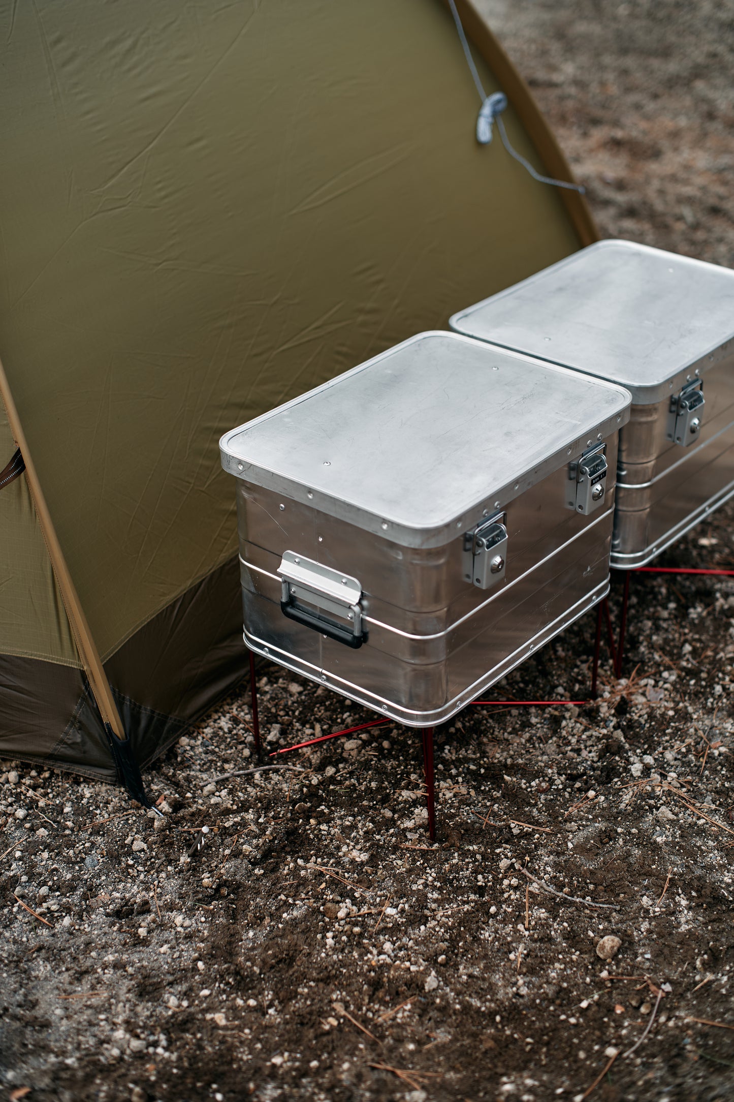 Wanderout / Universal Stand Limited Edition - Carmine Aluminum